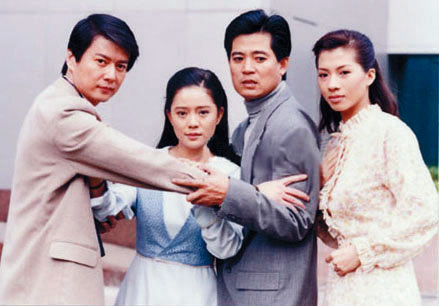 蕭大陸（右2）是台灣早期一線小生，曾和倪齊民（左1）、狄鶯（左2）、郭靜純（右1）演出《何日君再來》。（翻攝自痞客邦）