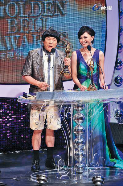  侯怡君（右）事業橫跨主持和戲劇，2010年她和豬哥亮（左）獲得金鐘獎最佳綜藝主持人獎。（台視提供）