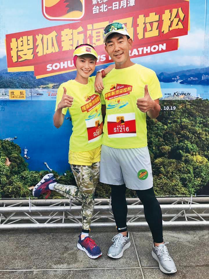  除了跑過三鐵外，侯怡君（左）也曾和任賢齊（右）參加馬拉松。(翻攝自侯怡君的家臉書)