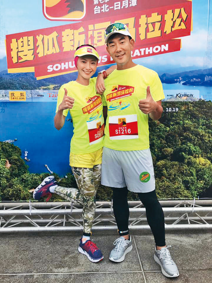  除了跑過三鐵外，侯怡君（左）也曾和任賢齊（右）參加馬拉松。(翻攝自侯怡君的家臉書)