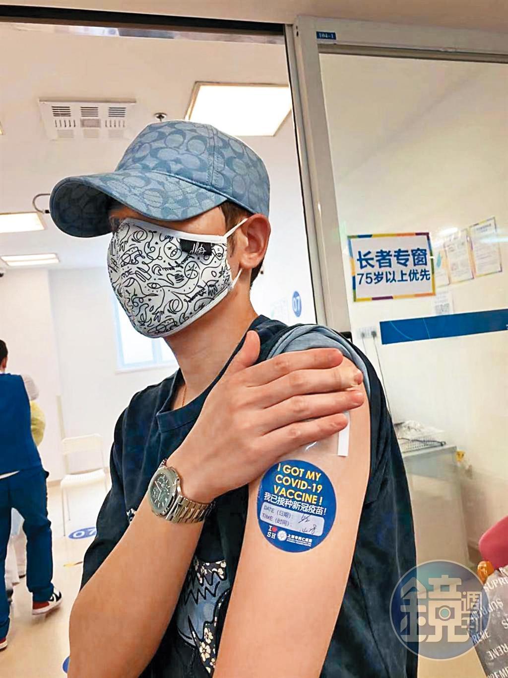 蕭敬騰在上海完成第一劑接種，狀況一切良好。（翻攝自批踢踢）