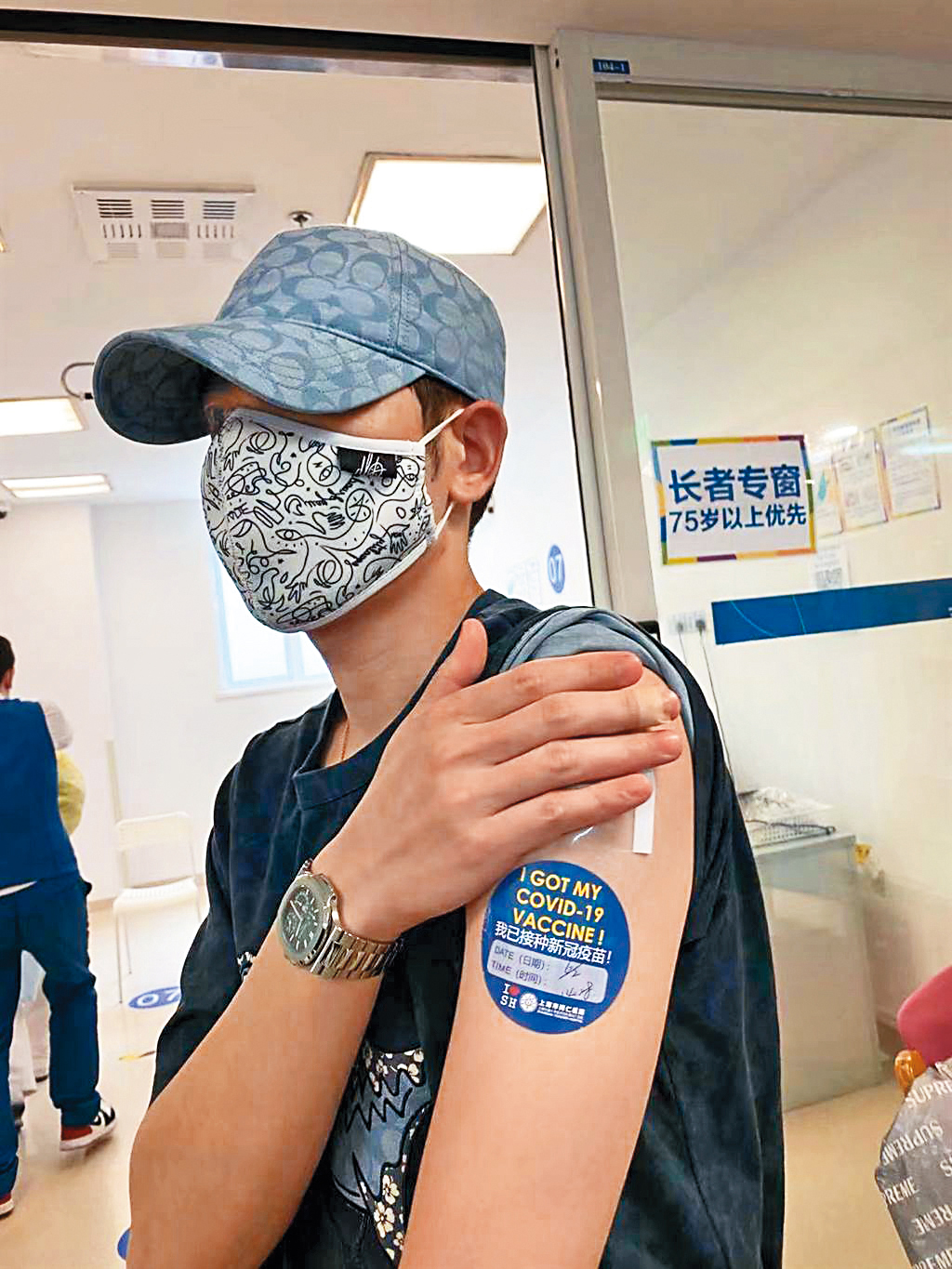 蕭敬騰在上海完成第一劑接種，狀況一切良好。（翻攝自批踢踢）