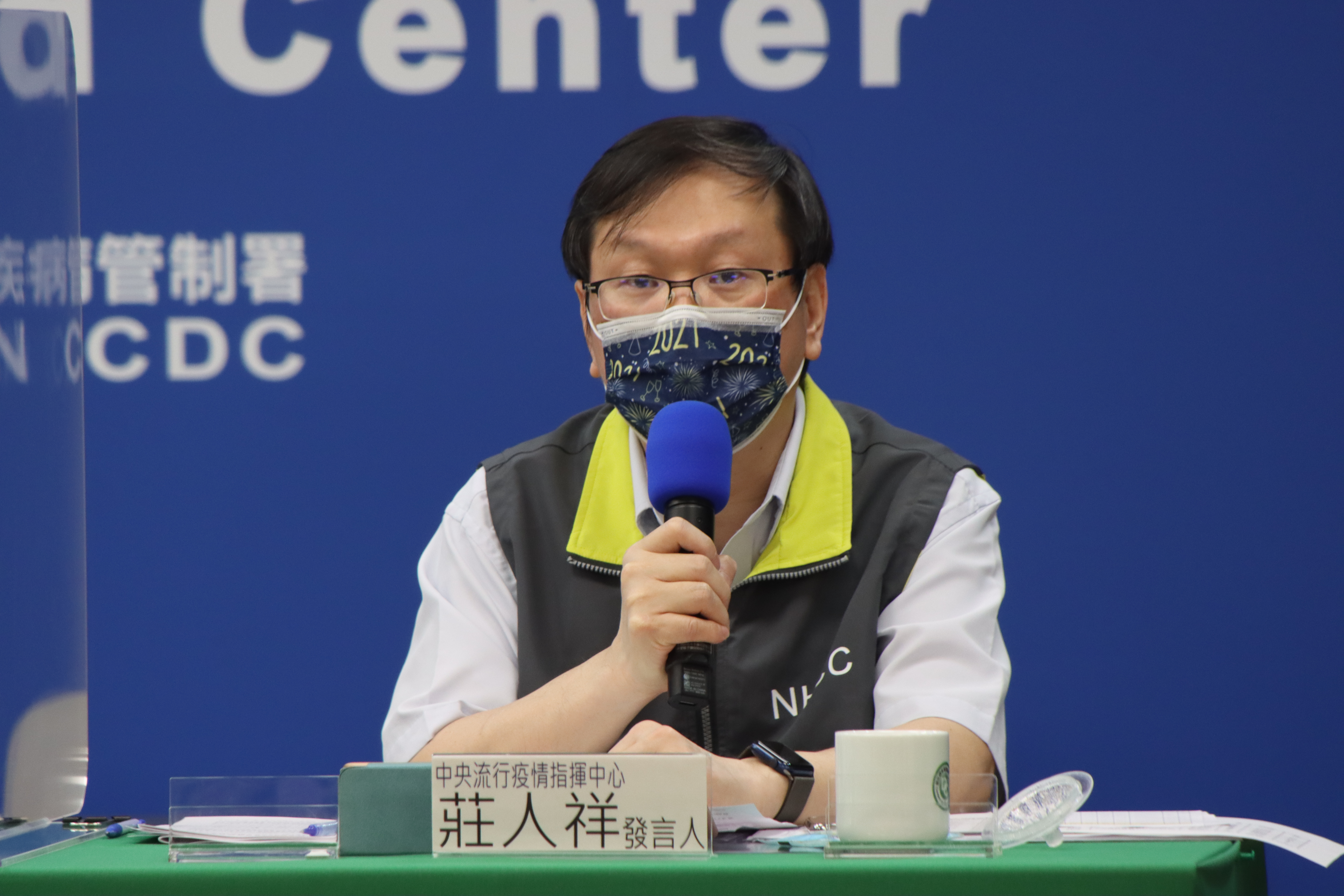 指揮中心發言人莊人祥指稱，莫德納疫苗與AZ疫苗之配發會盡量做到各個縣市公平。 （指揮中心提供）