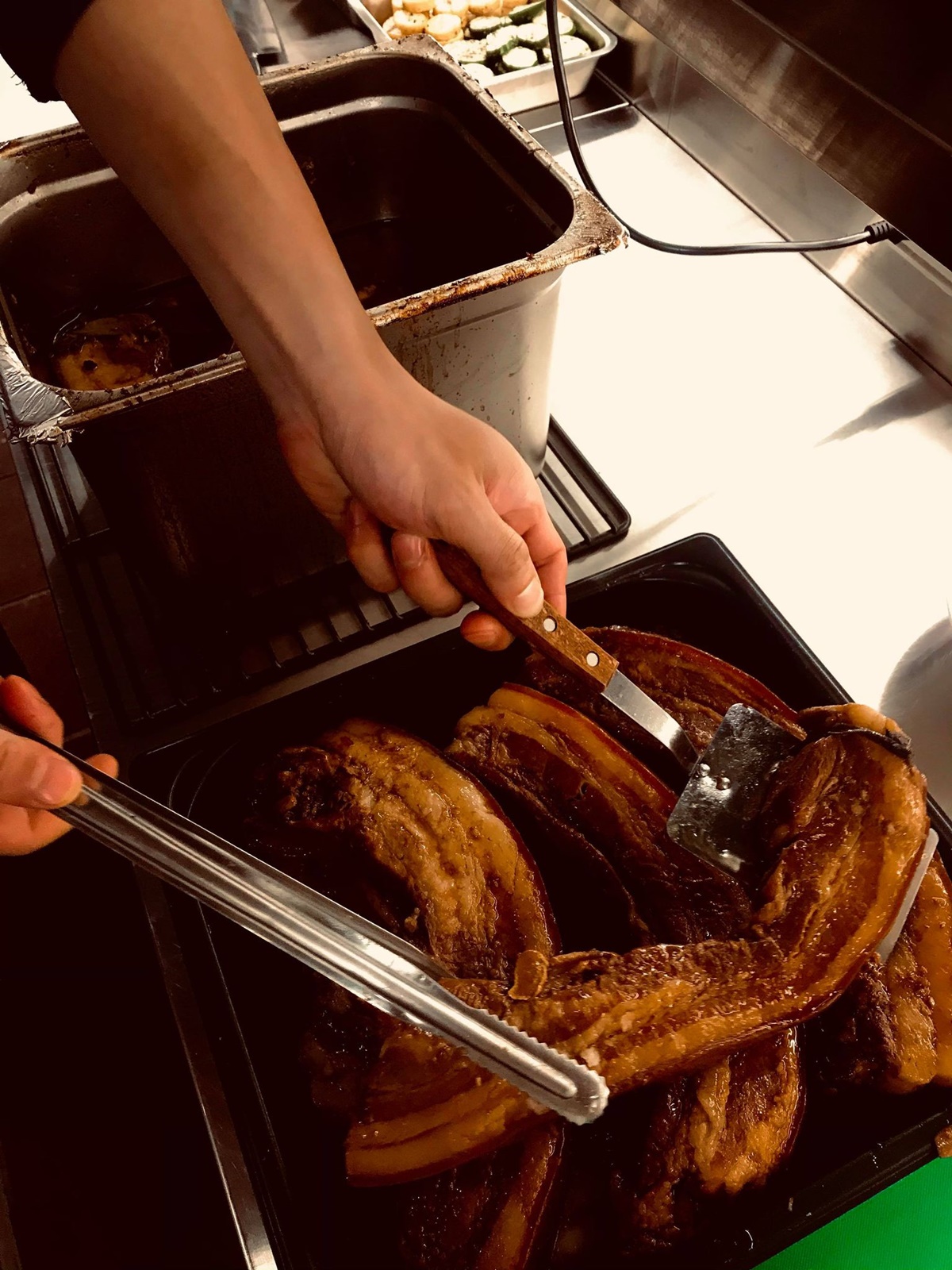 控肉以蒸烤箱製作，嚴格控制溫度及時間。（嗨啵嚕提供）