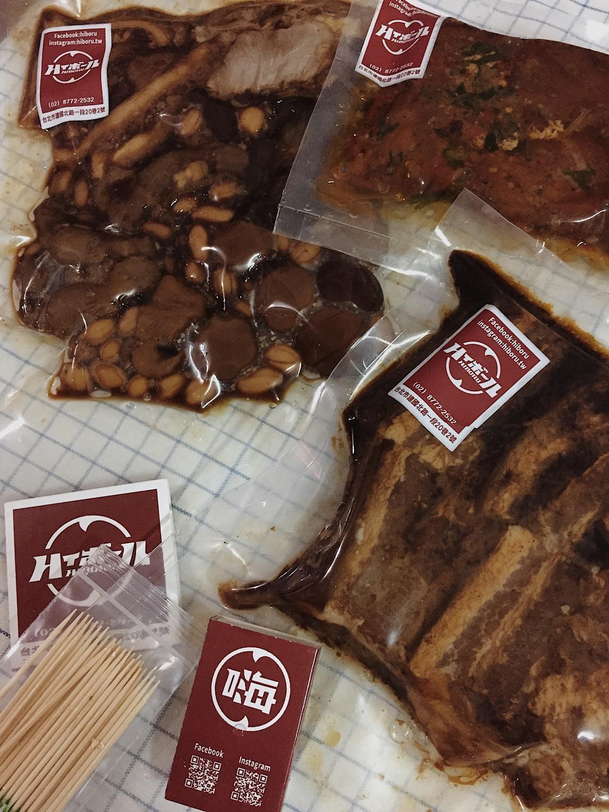 把「波本控肉」「滷味拼盤」「辣醬拌豆干(小辣)」冷凍真空包買回家,方便隨時加菜。(嗨啵嚕提供)