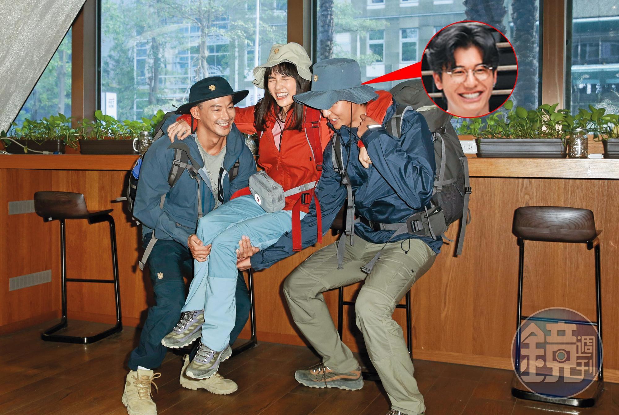 威廉（左）、風田（右）齊力抱起朵拉（中），台日友好！撐住R～（咬牙）