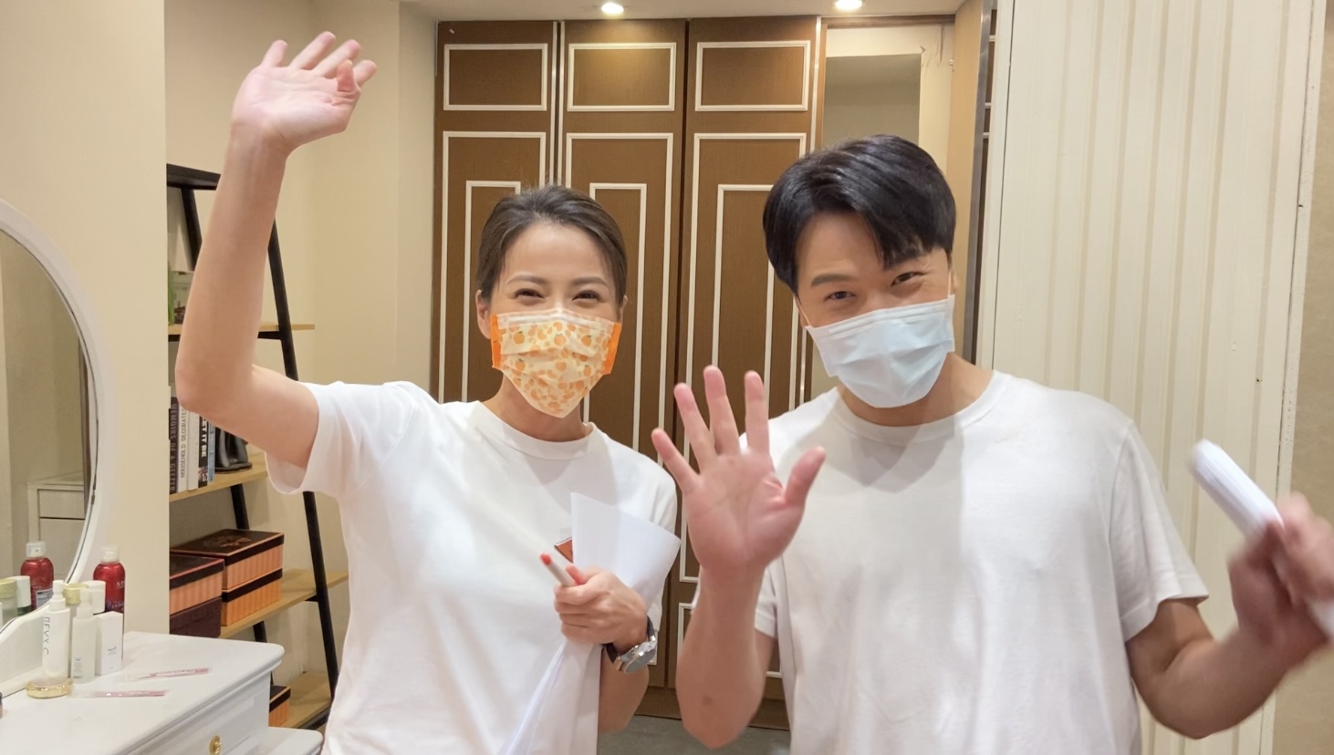 蘇晏霈跟黃文星錄製防疫提醒影片，要大家就地過端午節。（民視提供）