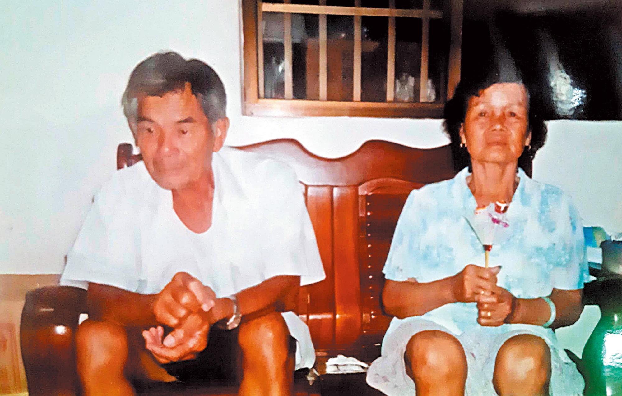 陳庭訓說，父親88歲了，仍在種田。圖為他父母親早年難得拍下的照片。（陳庭訓提供）