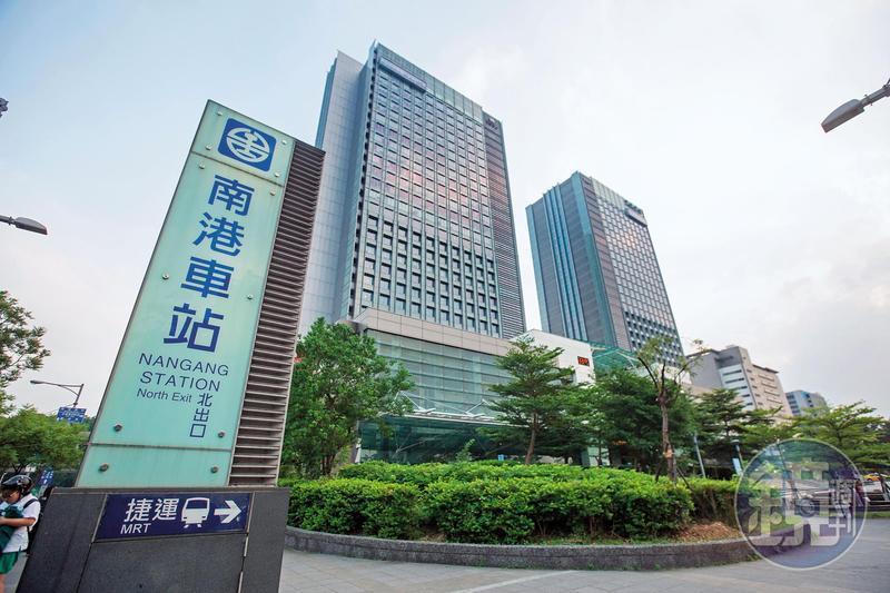 即使各界呼籲民眾端午節別返鄉,但仍有網友在南港轉運站發現有人堅持帶全家返鄉。(本刊資料照)