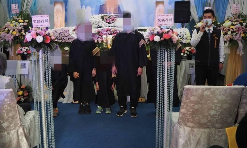 中市殯葬業很大機率處理到死後確診者的大體，希望能被列為優先接種範圍。（市議員邱素貞提供）