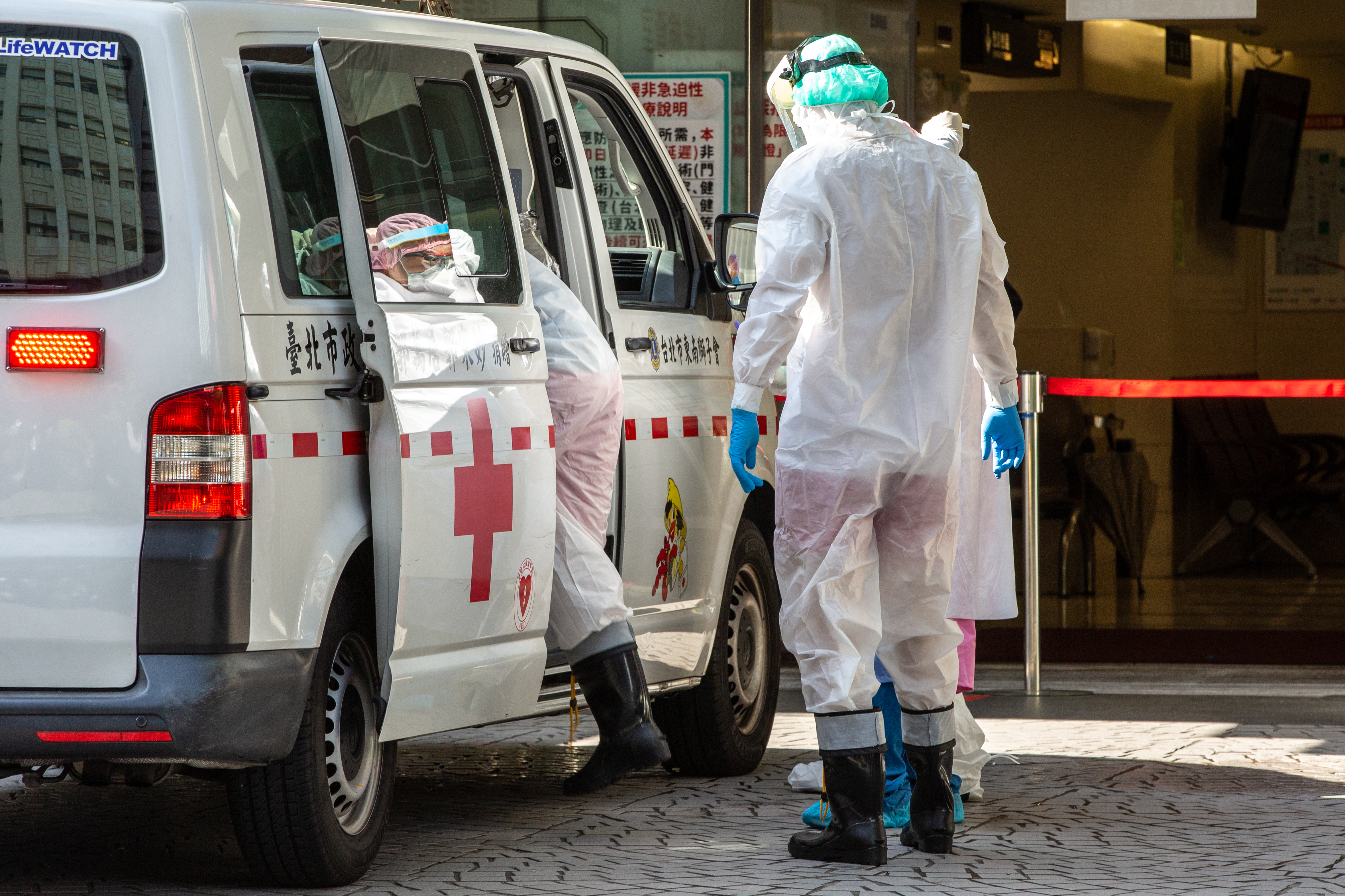 台灣近日疫情爆發，死亡確診數也上升，不過死者相驗到底該由衛生局還是檢警單位進行卻引發議論；圖為台北長庚紀念醫院快篩站示意圖。（本刊資料照）