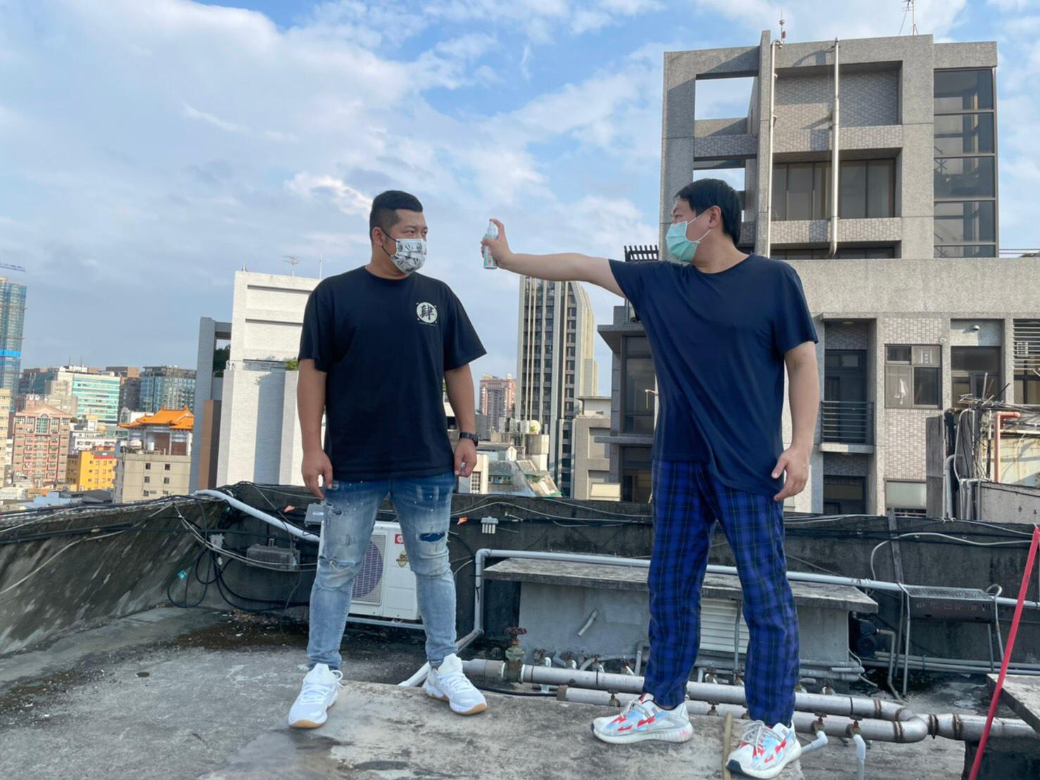 草爺在直播中搞笑宣導防疫，也不忘拍攝防疫短片。（台北海大提供）