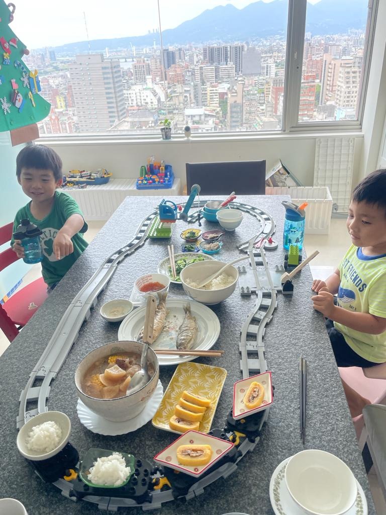 李培禎讓兒子將火車軌道安置在餐桌,變成迴轉食堂。(艾迪昇傳播提供)
