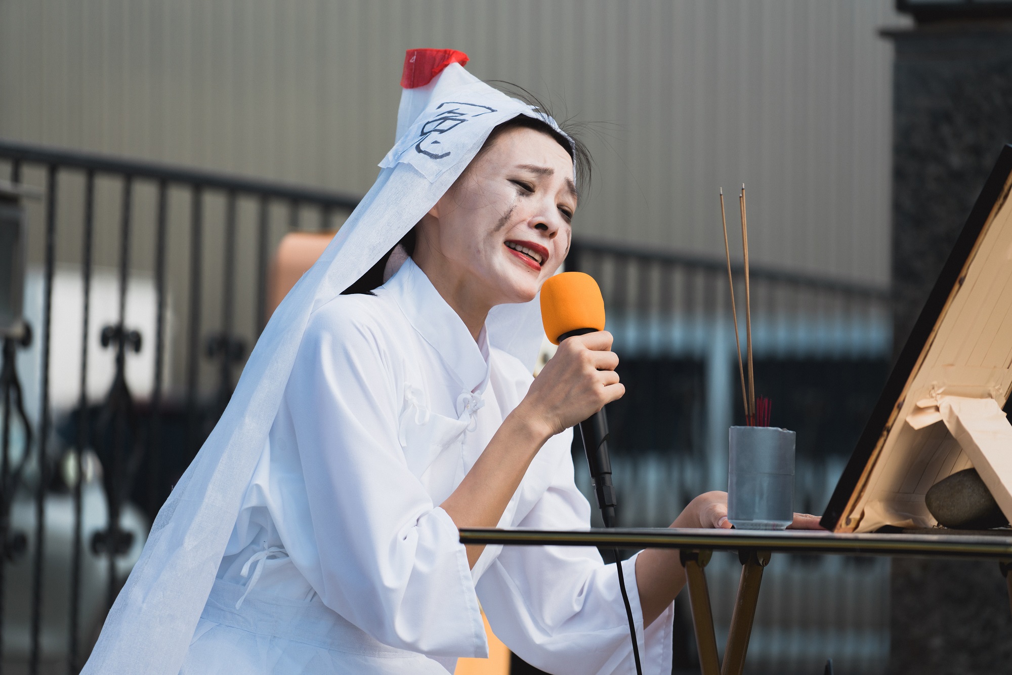 曾珮瑜在《討債女王》中扮孝女白琴為死去丈夫討債，造型和表演都令人印象深刻。（公視台語台提供）