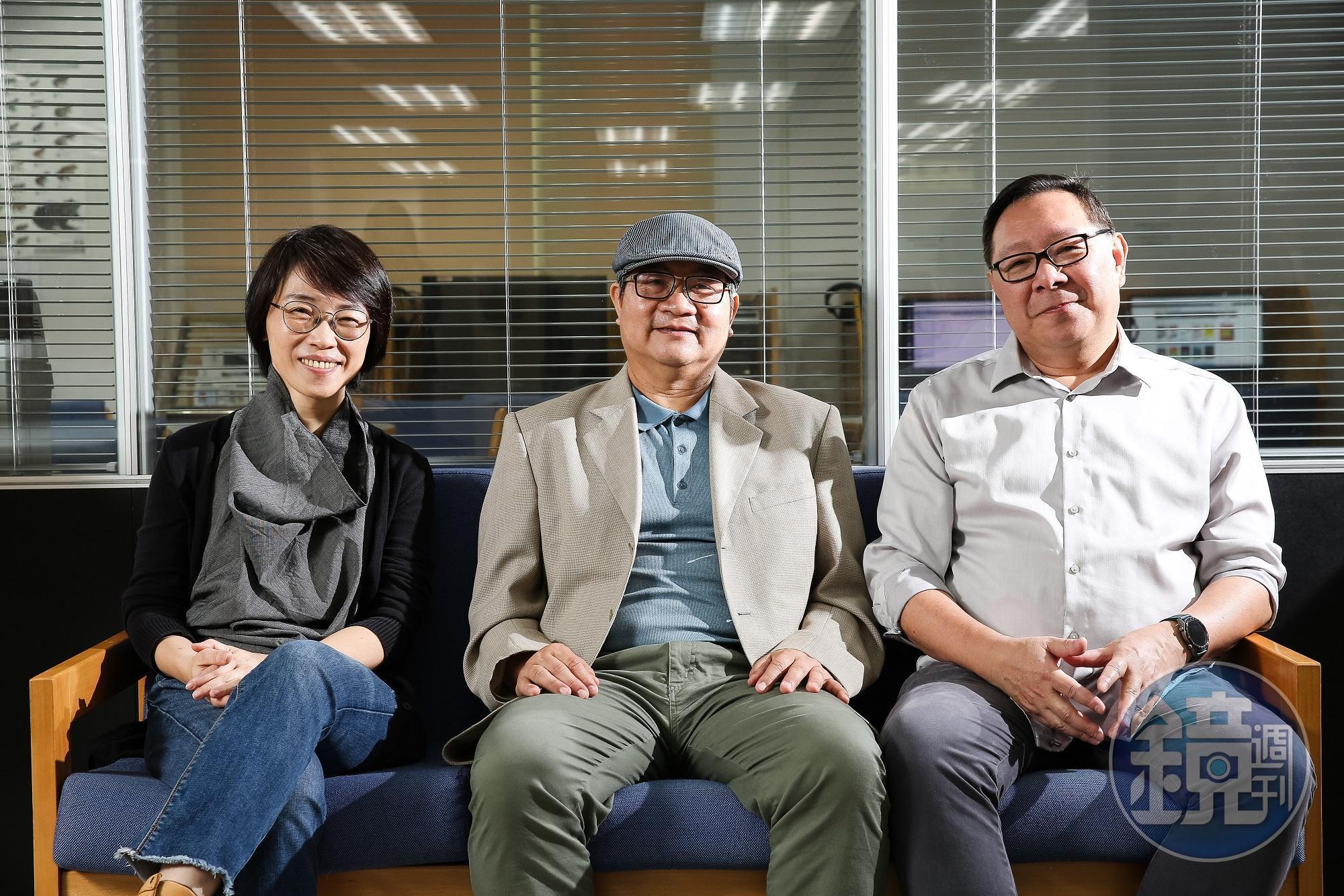 呂東熹（右起）透過外部徵案，吸引導演張修誠（右）、周美玲（左）等原創團隊合作，同時舉辦台語口說表演工作坊培養人才。