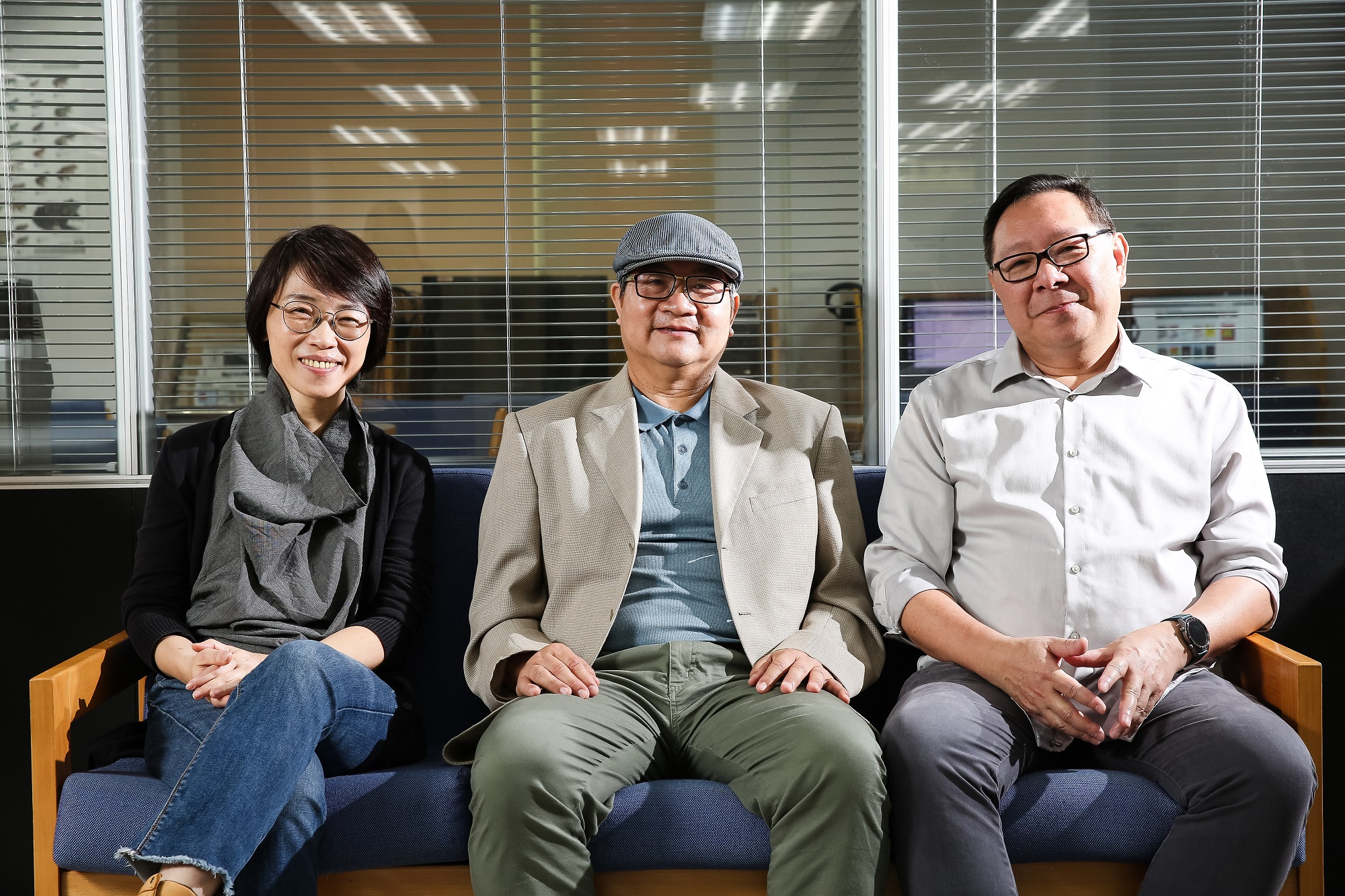 呂東熹(右起)透過外部徵案,吸引導演張修誠(右)、周美玲(左)等原創團隊合作,同時舉辦台語口說表演工作坊培養人才。