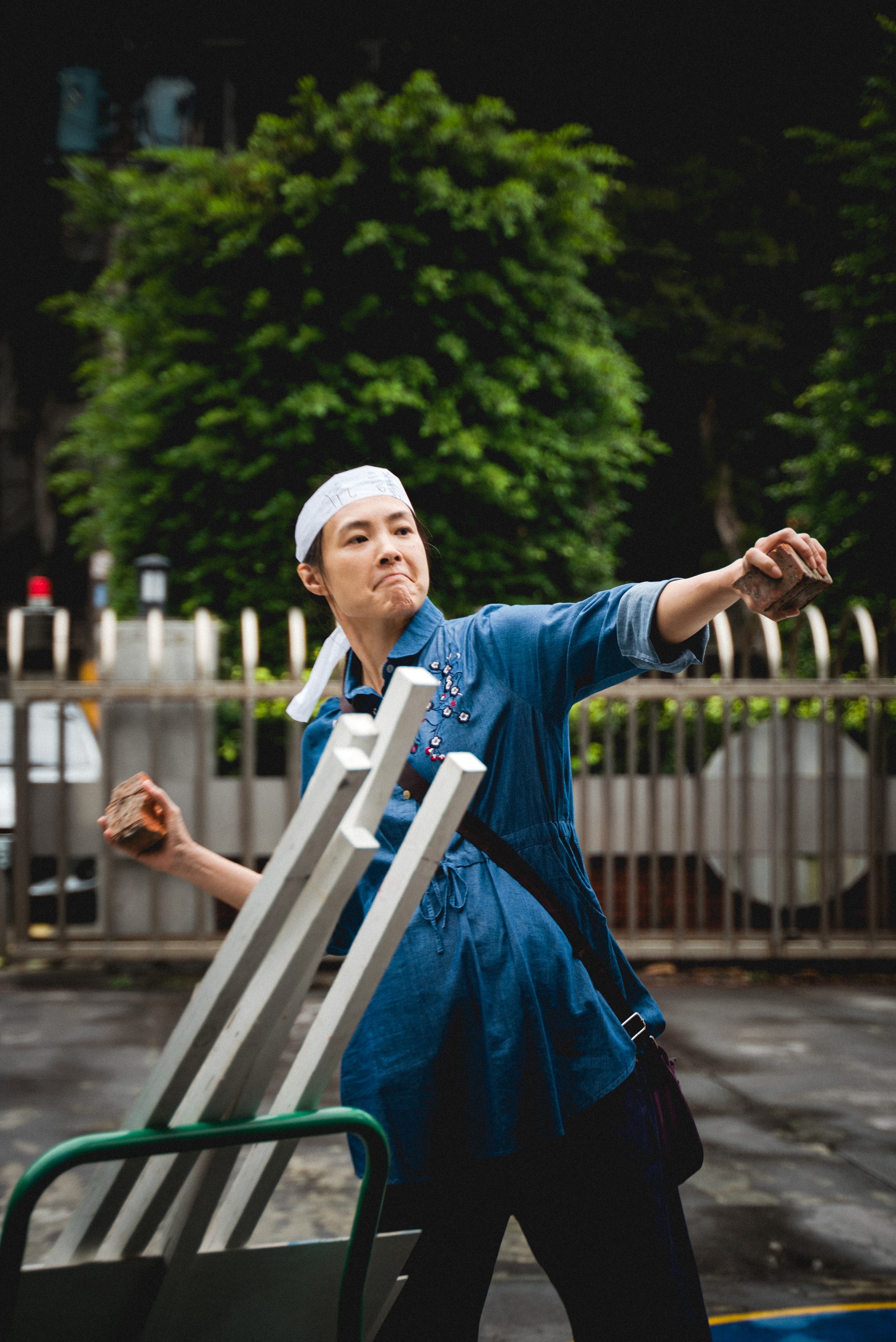 曾珮瑜在《討債女王》中挺孕肚參加抗議活動，被封史上最強孕婦。（公視台語台提供）