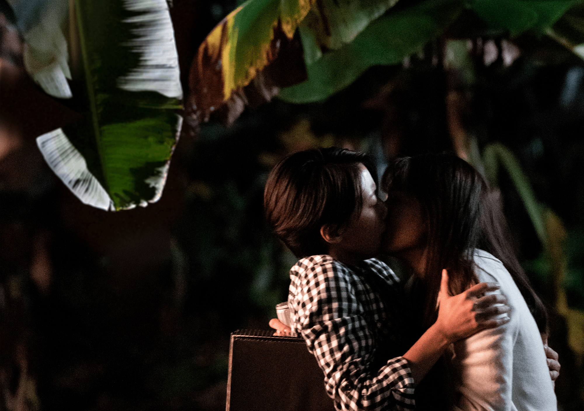 陳妤(左)、劉倩妏(右)在電視電影《弓蕉園的秘密》中有多場吻戲和情欲畫面。(公視台語台提供)