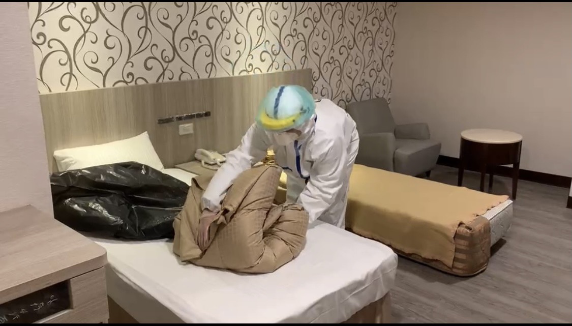 如今飯店、旅館業者多了個使命，「加強版專責防疫旅館」，住進房間裡的人，一切都和過去不一樣了。（雀客旅館提供）