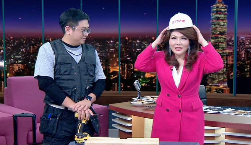 由於壹電視有攝影同事確診病逝，張雅琴（右）決定隔天就去快篩。（翻攝張雅琴臉書）