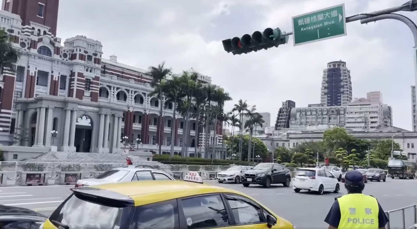 藍營發起的按喇叭要疫苗活動，日前竟發生員警遭撞傷的插曲。（翻攝自鄭正鈐臉書）