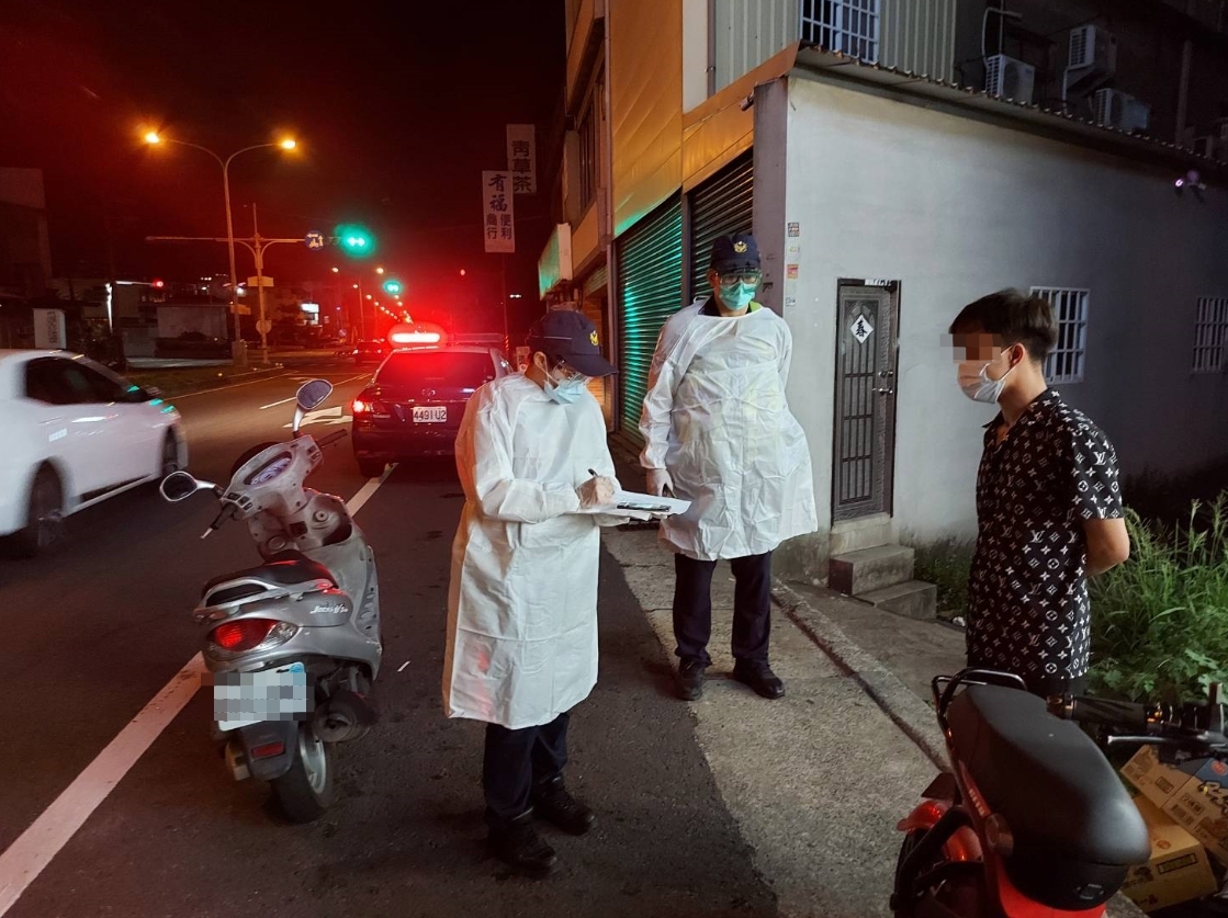 苗栗縣府祭出移工禁足令，並派員警加強稽查。（苗栗縣府提供）