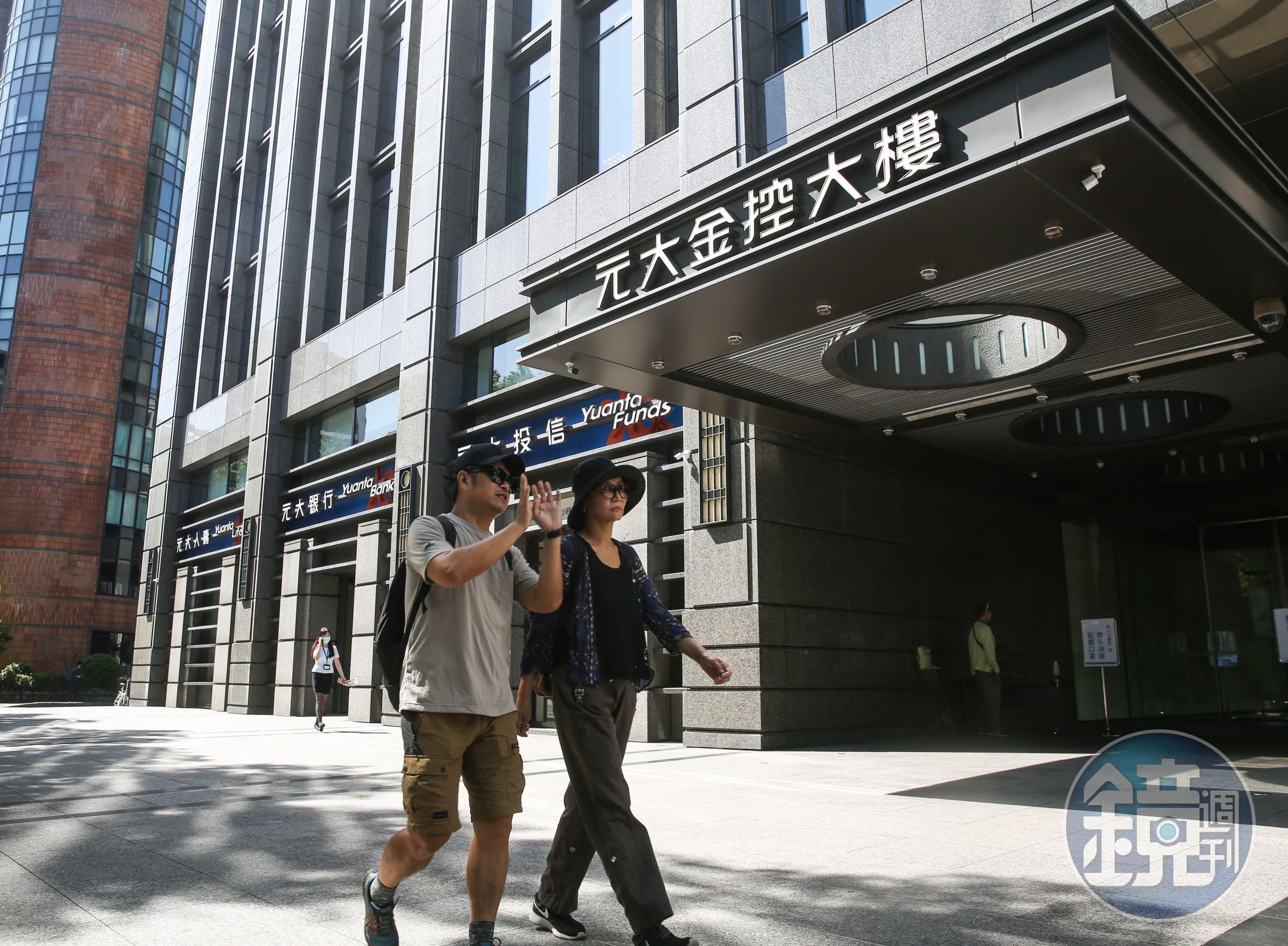 元大金宣布，旗下300個營業據點的第一線同仁，都將發放1萬元防疫津貼。