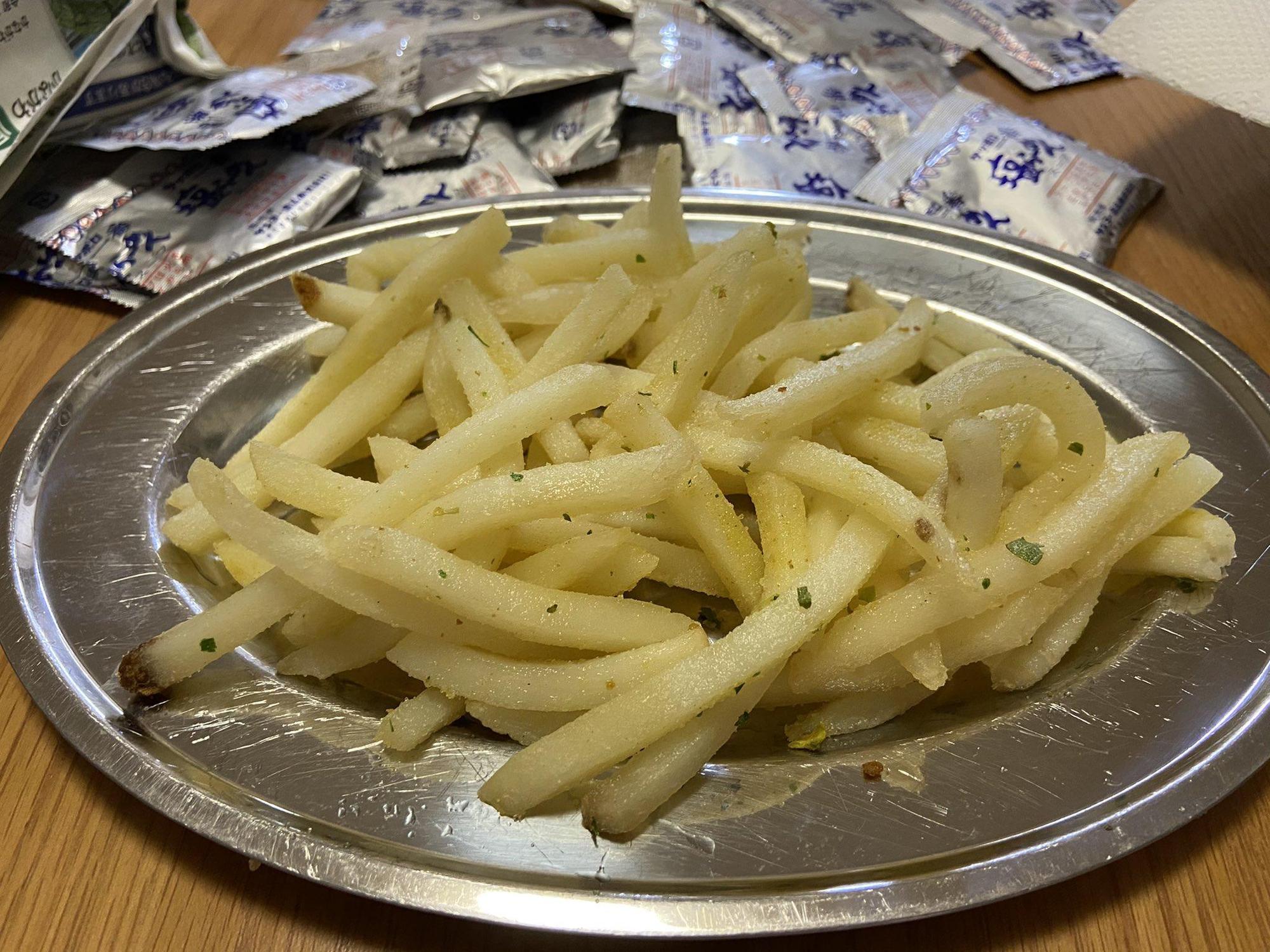 有網友曝光「調味粉包」妙用,表示加在薯條裡會變得超美味。(翻攝自madaraudon推特)