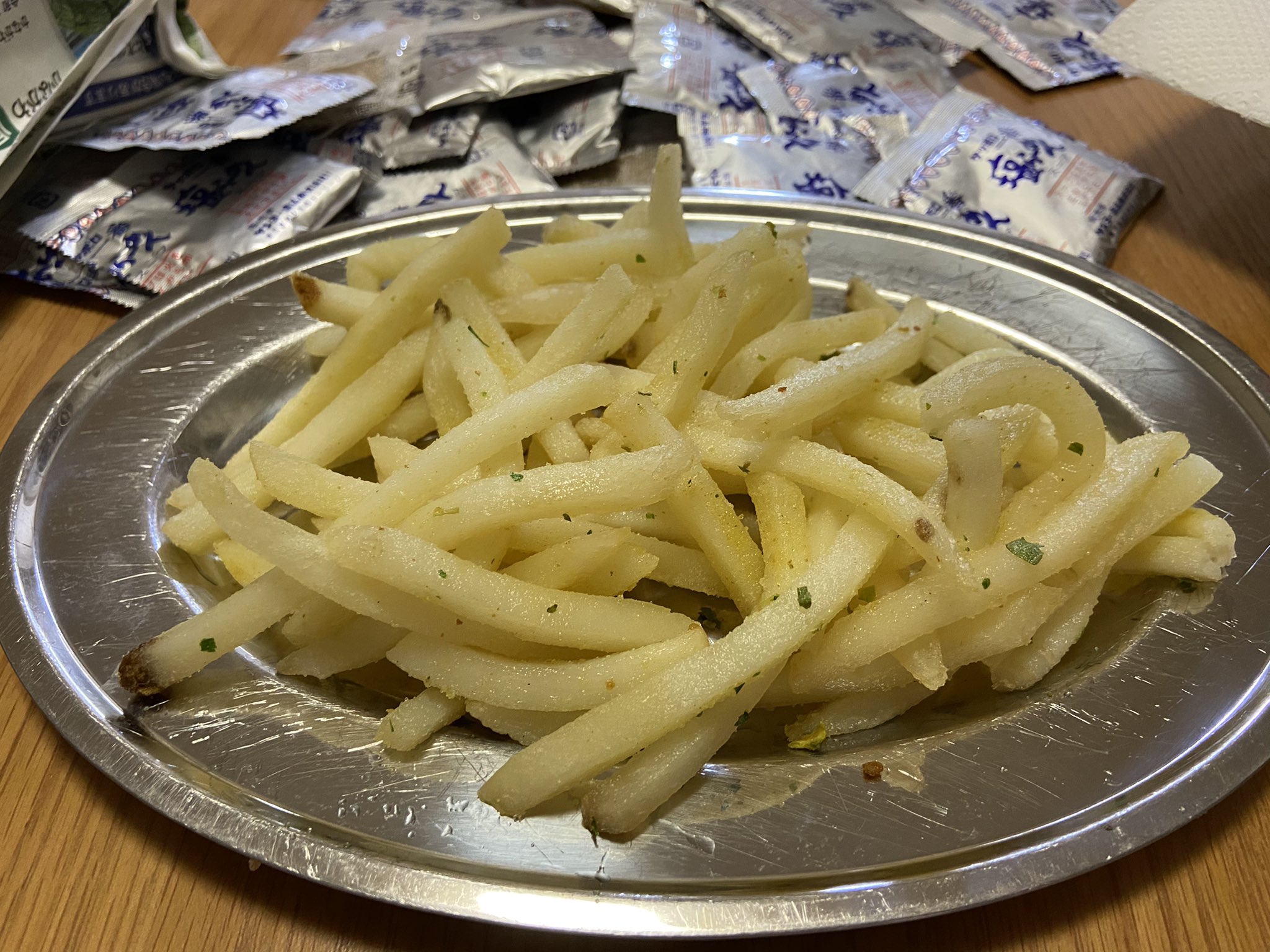 有網友曝光「調味粉包」妙用,表示加在薯條裡會變得超美味。(翻攝自madaraudon推特)