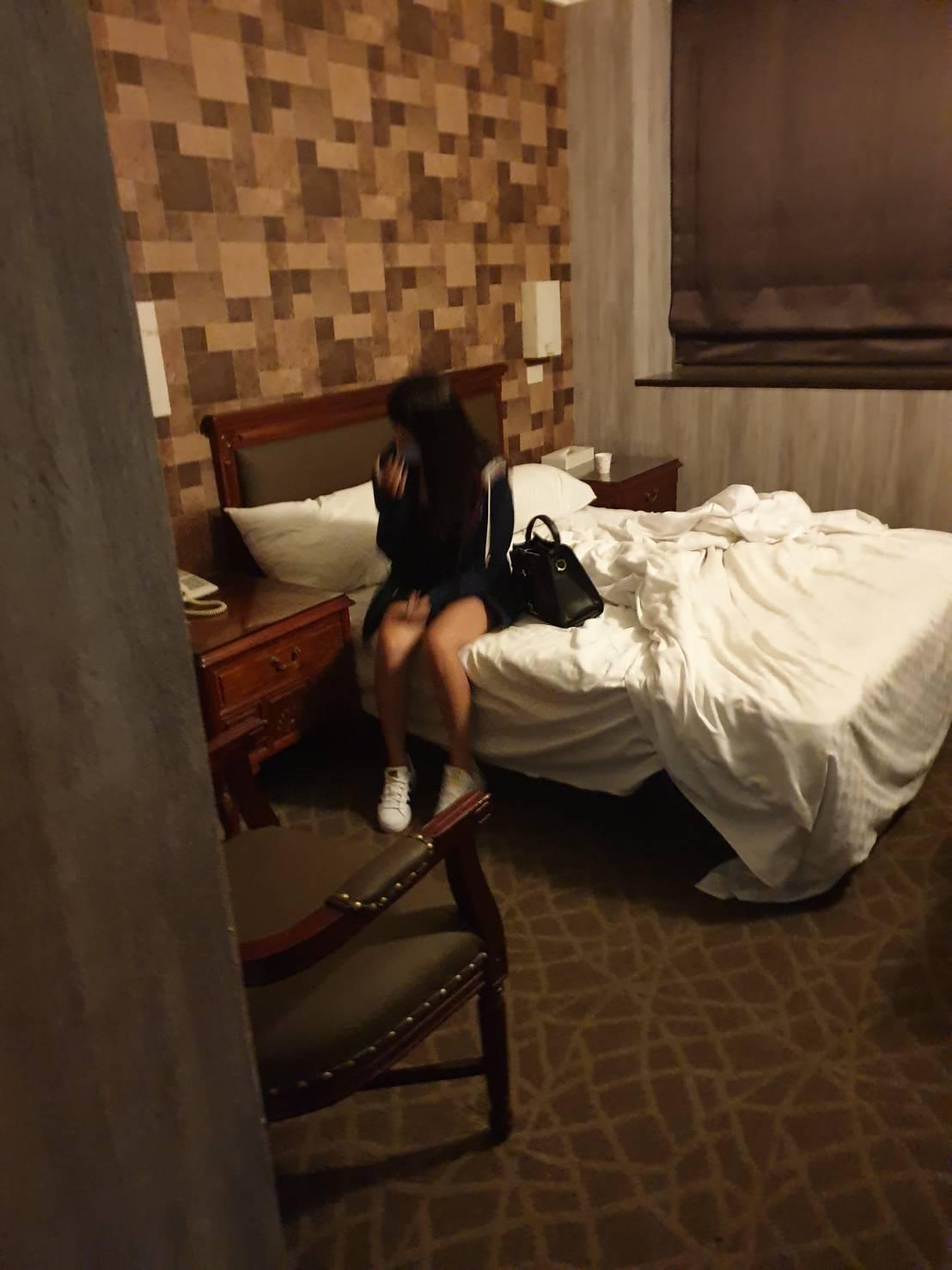 警方在賓館內查獲正在從事半套性交易的女子。（中山分局提供）