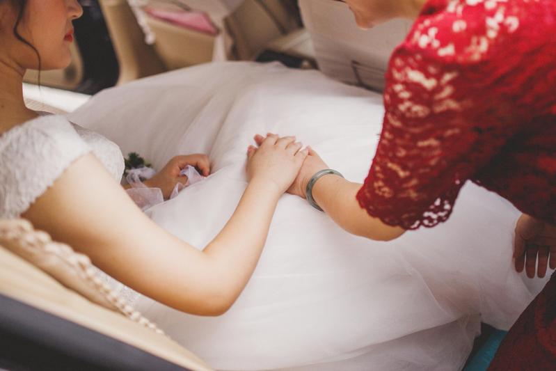 中國有一名即將出嫁女網友抱怨，她和男友決定聘金和嫁妝都不收，不料父母竟要她交出所有積蓄。（示意圖，攝圖網）