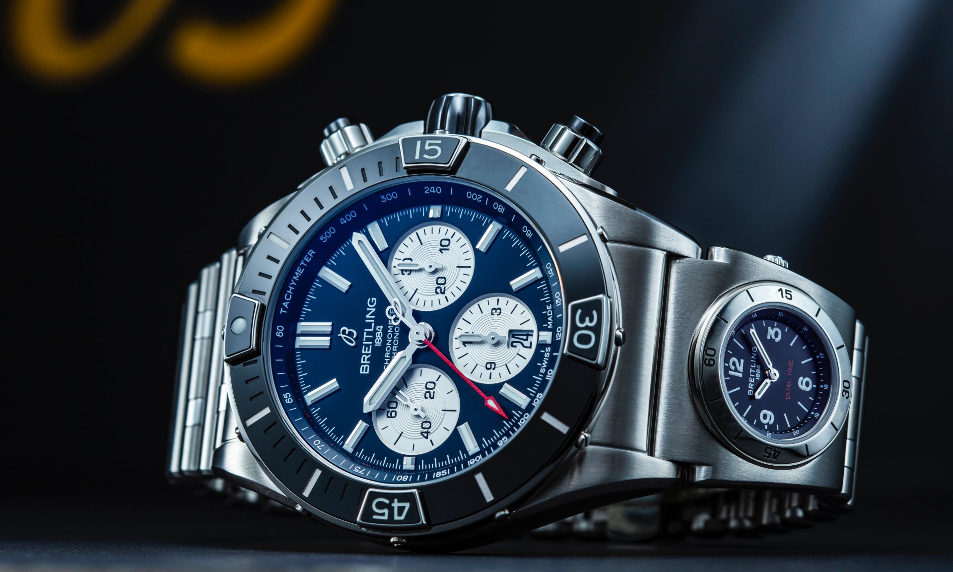 百年靈全新Super Chronomat系列中最搶眼作品，是這款在鍊帶上鑲嵌石英機芯副錶盤，做為二地時間指示的UTC錶款。這項設計承襲自1980年代百年靈的歷史舊作，充滿懷舊風情。功能：時、分、小秒針指示；計時碼錶；日期顯示；二地時間指示 機芯：自動上鏈機芯 定價：約NT$312,000