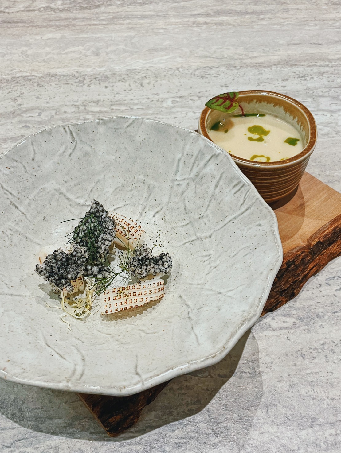 熱濃湯淋入碗中，浸著彈牙小卷與半酥半軟的墨魚脆片，口感潤香。