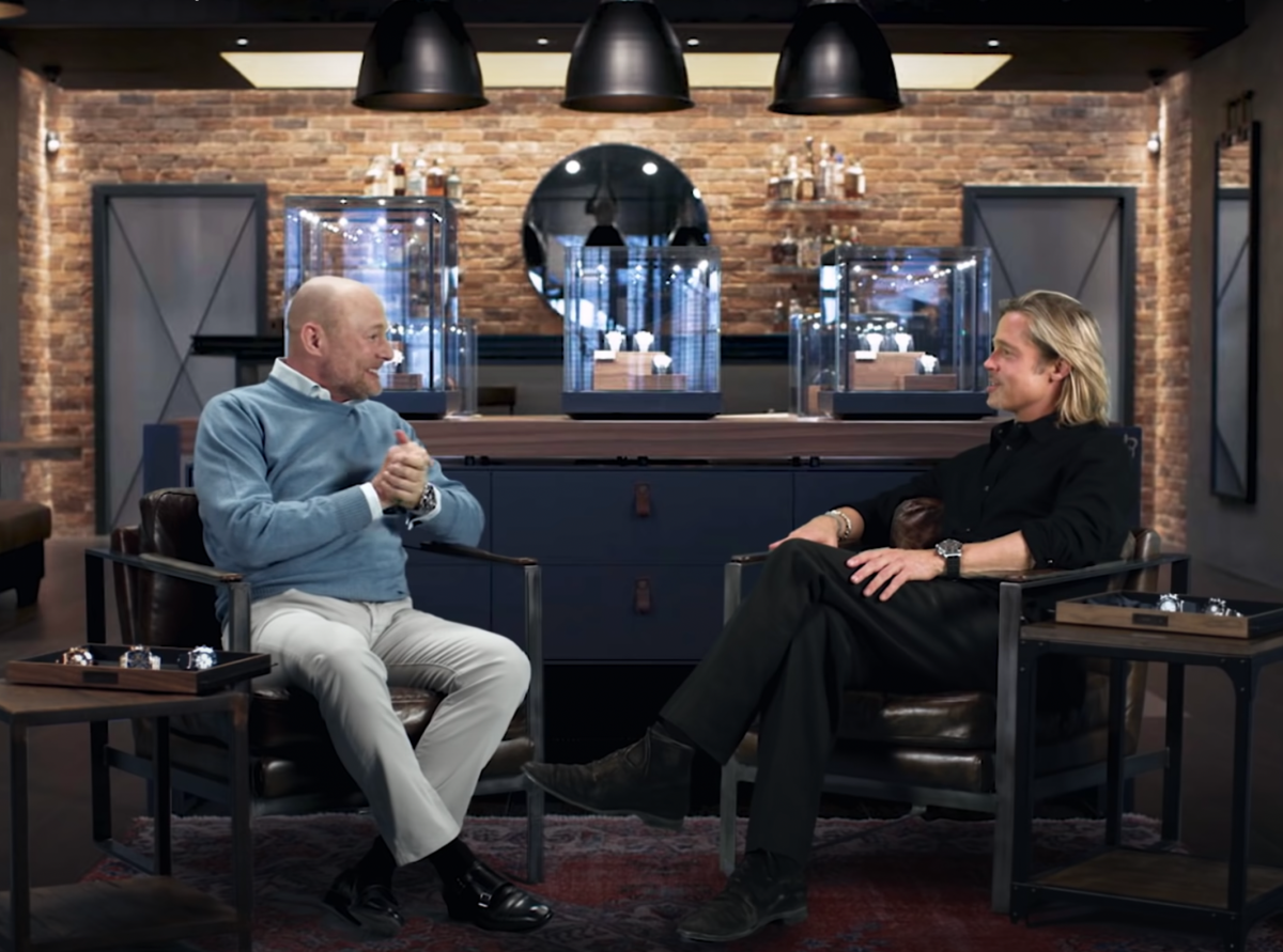 百年靈總裁Georges Kern（左）與品牌代言人布萊德彼特（右），在疫情期間透過影像合成技術，舉行線上對談的場景。因為疫情的關係，品牌們學會了非常純熟的數位發表技術。