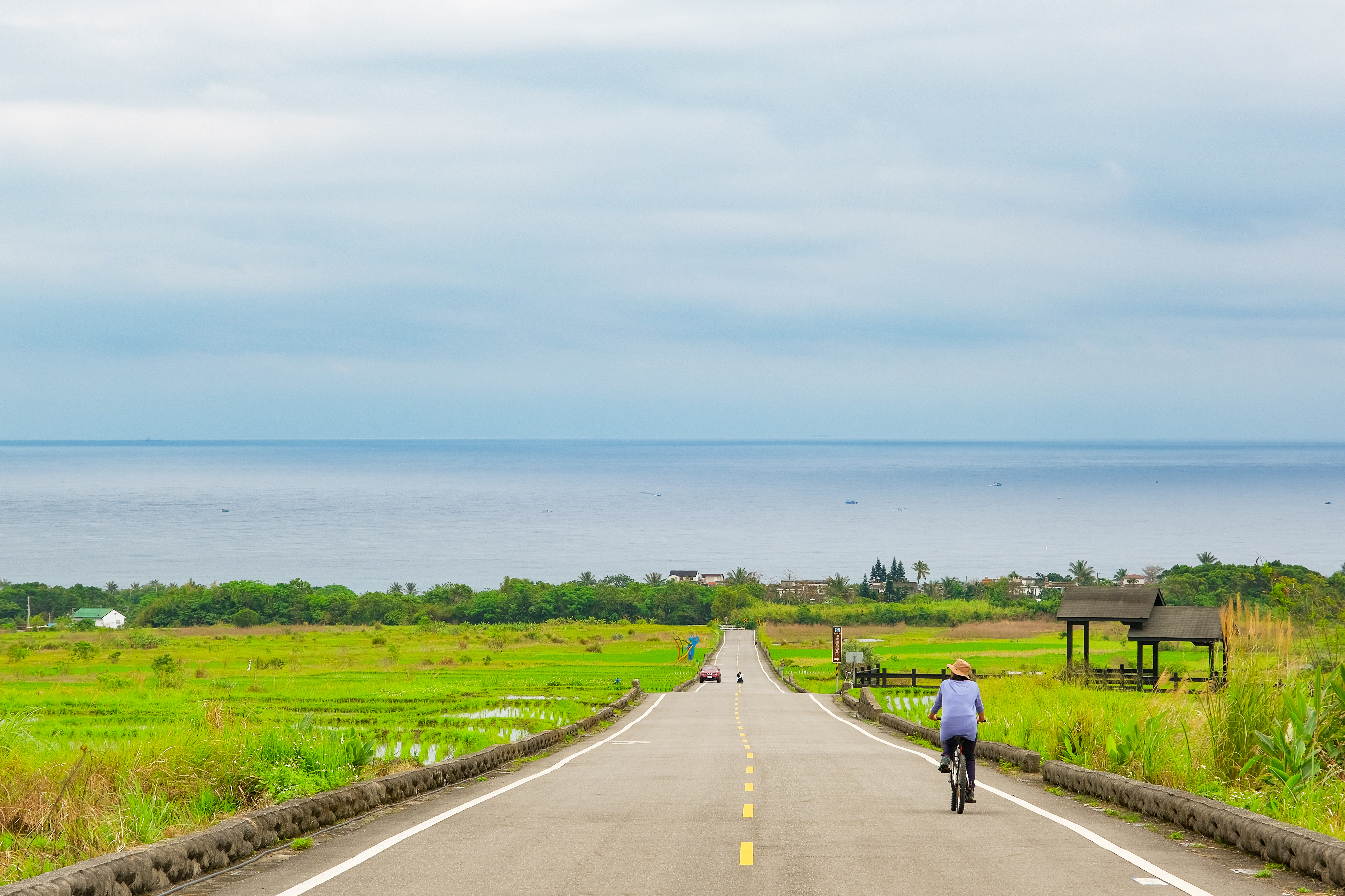長濱鄉，小小的鄉鎮卻有著濃厚的人情味，金剛大道是這裡最有名的景點，山海一線，大道的另一段就是太平洋。