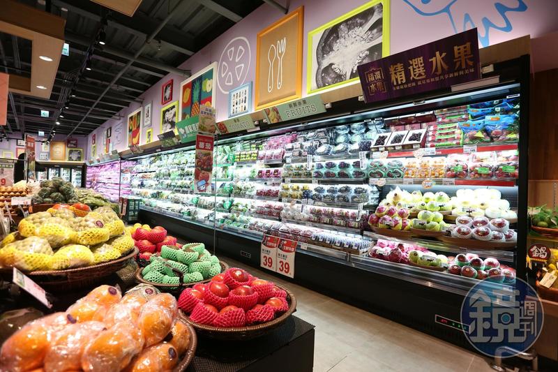 第三級警戒宣布延長，經濟部已要求賣場、超市與百貨，針對人流、動線及場域三方面加強管制。（示意圖，本刊資料照）