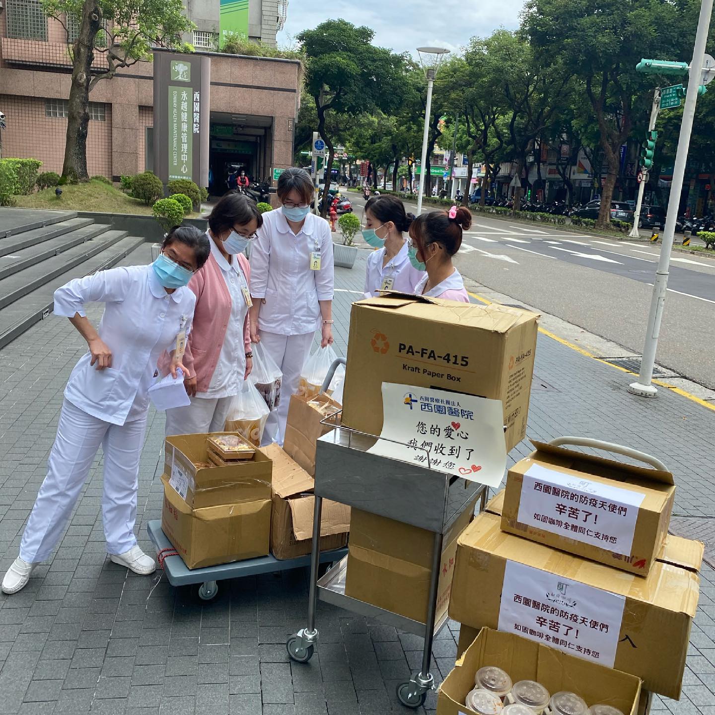 在疫情肆虐下，第一線醫療人員為了台灣人民勞心勞費地付出，賈永婕用行動挺醫護。（翻攝自賈永婕臉書）