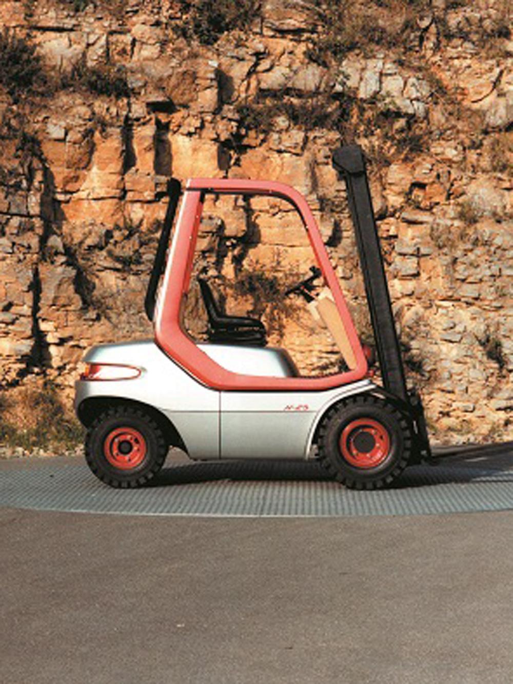1981年,倉管專家Linde Material Handling與保時捷工程合作開發新一代堆高機。