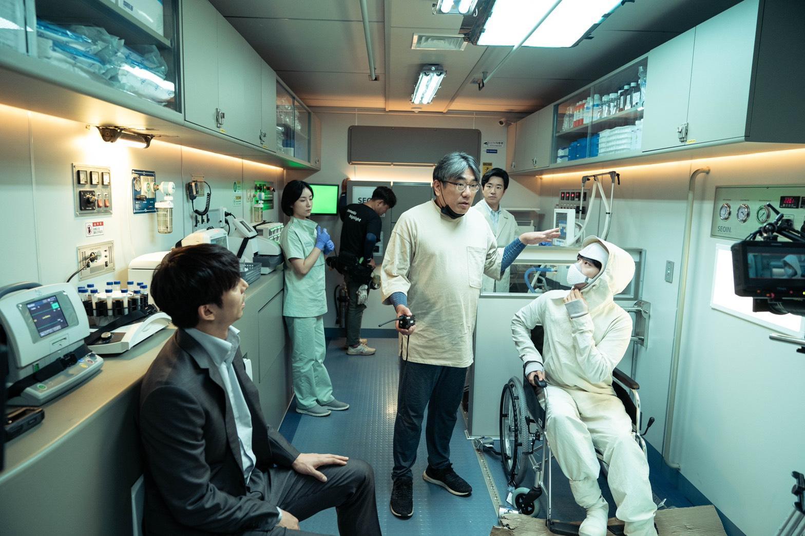 孔劉（左）與朴寶劍（右）主演的《永生戰》斥資新台幣4億製作，今年4月成為韓國國內首部戲院與串流同步公開的作品。（Catchplay提供）