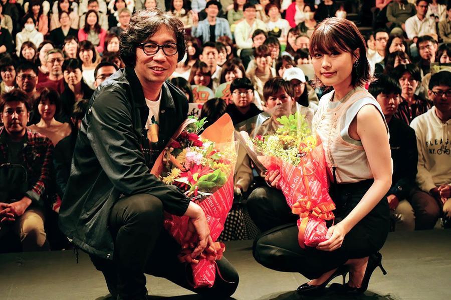 有村架純(右)曾演出行定勲導演執導的《愛,不由自主》,疫情期間主動響應行定導演的遠距製作短篇電影。(翻攝自ECOUNT)