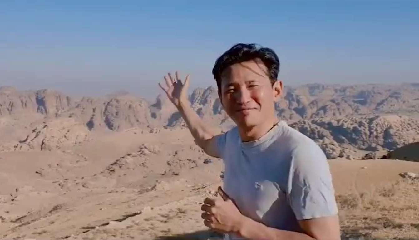 黃晸玟去年夏天飛往約旦和玄彬拍攝新片《交涉》,當時他另一部電影《魔鬼對決》正在韓國上映,他特地在當地拍影片向影迷問好。(翻攝自IG @cjenmmovie)