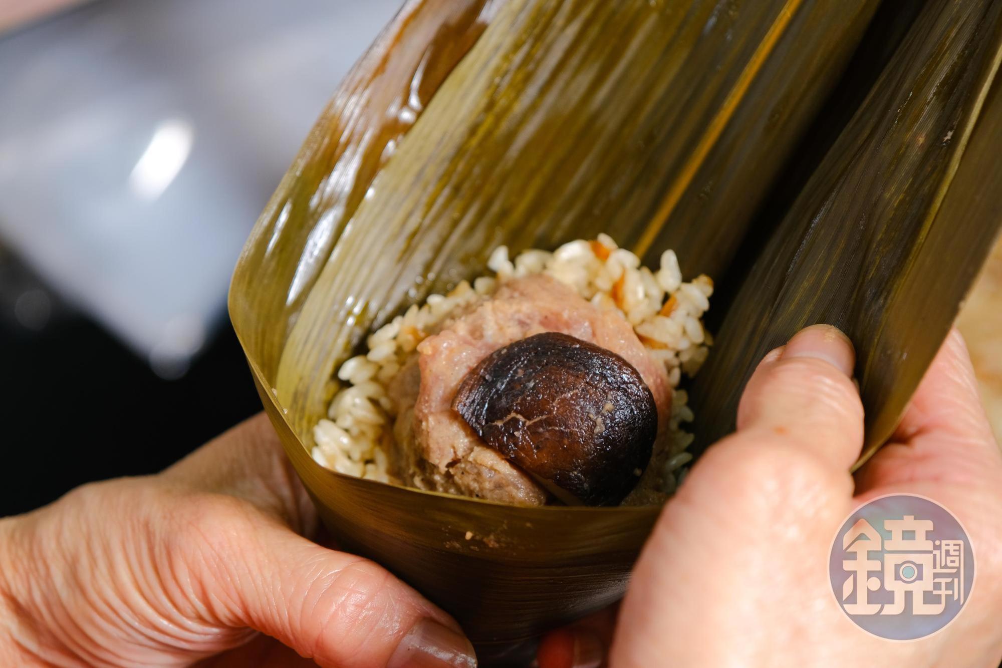 肉粽個頭不大,內餡就是肉和香菇,相當單純。