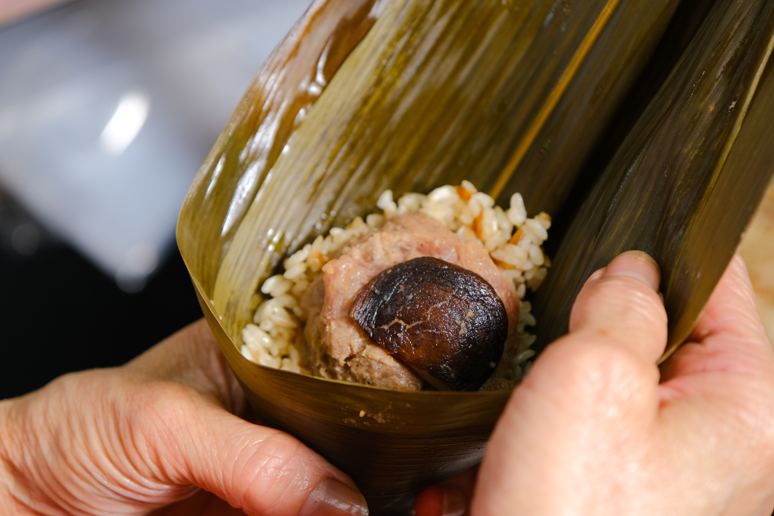 肉粽個頭不大，內餡就是肉和香菇，相當單純。