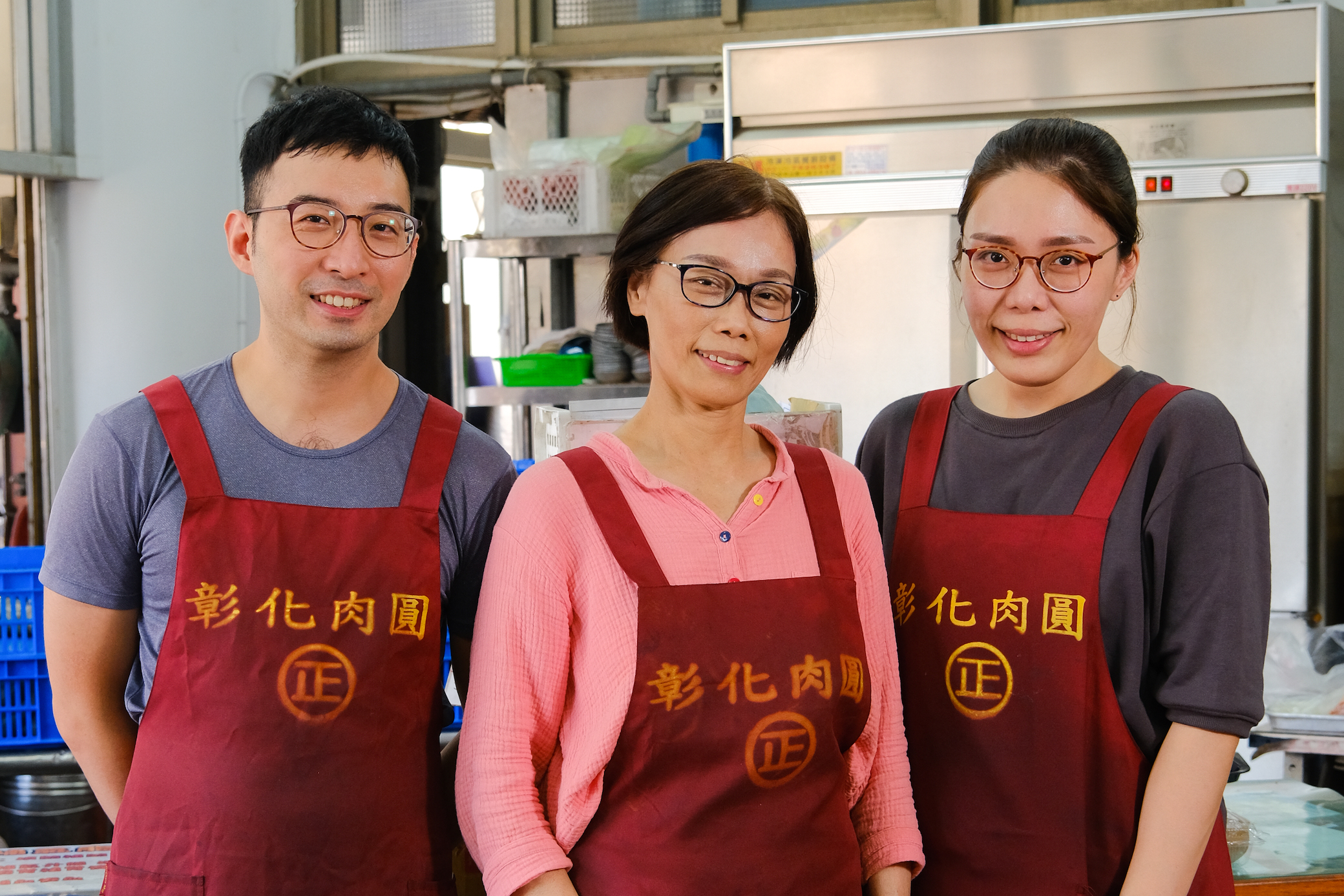 第3代老闆娘薛瑛美（中）傳承交棒給女兒楊雅嵐（右）、女婿林宗翰（左），一家人在秉持傳統做法的同時也不斷創新。