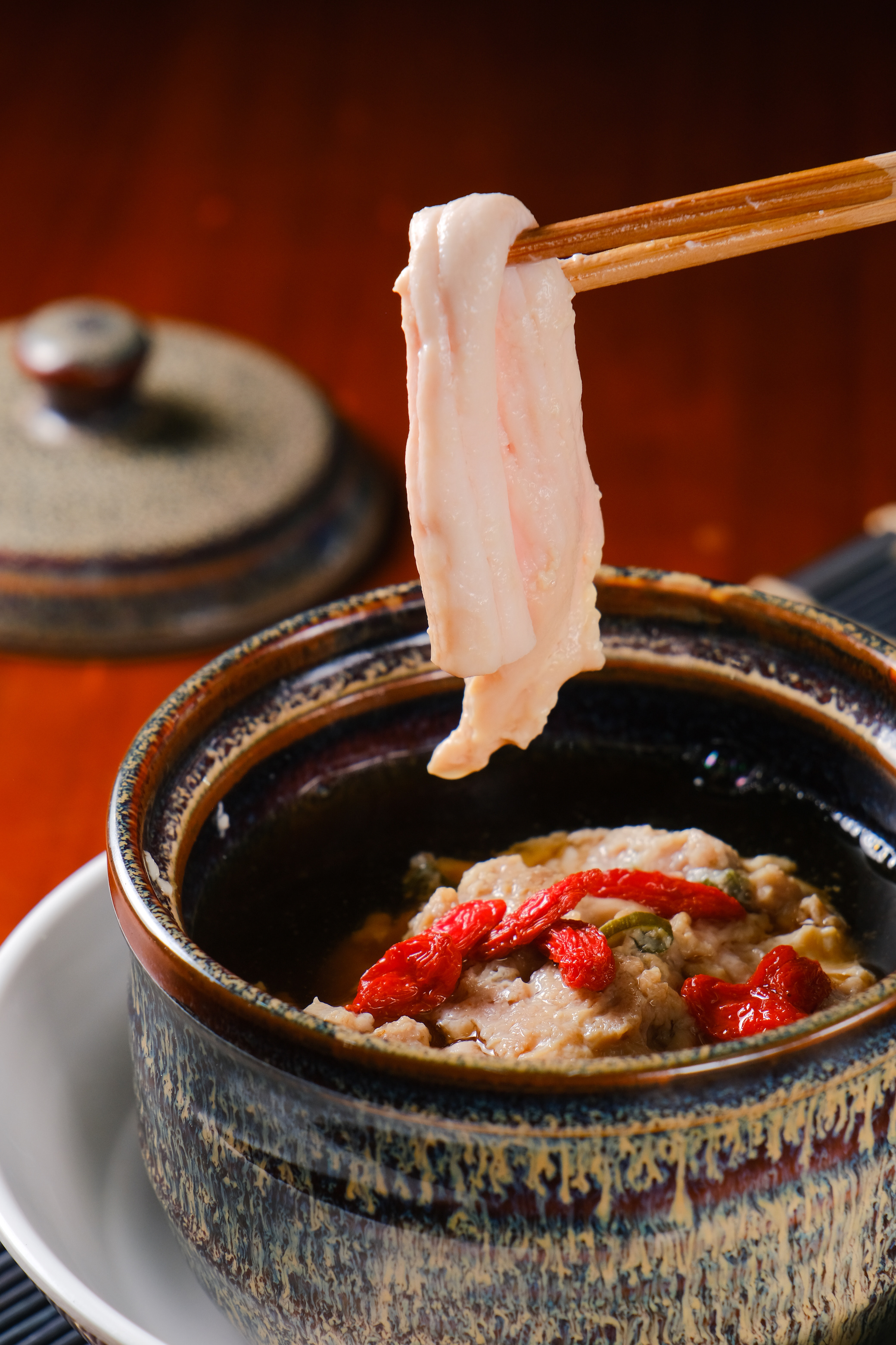 在這也少不了彰化特色的燉露，「祕燉補氣龍髓盅」蒸蛋裡吃得到大條骨髓，藥香溫潤。（75元／盅）