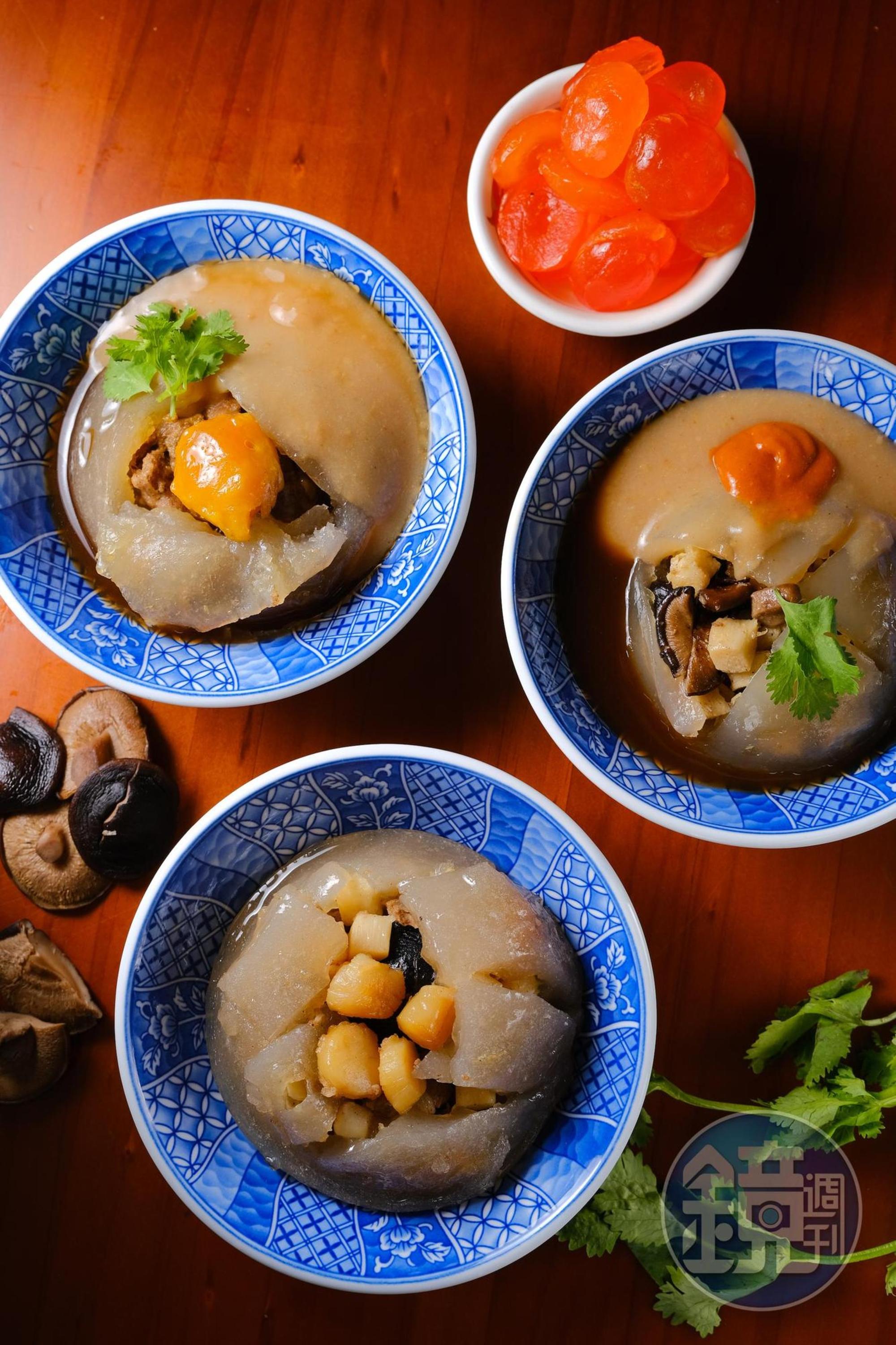 「香菇肉圓」(右上,45元/份)、「蛋黃肉圓」(左上,50元/份)、「干貝香菇肉圓」(下,75元/份)都是經典口味。