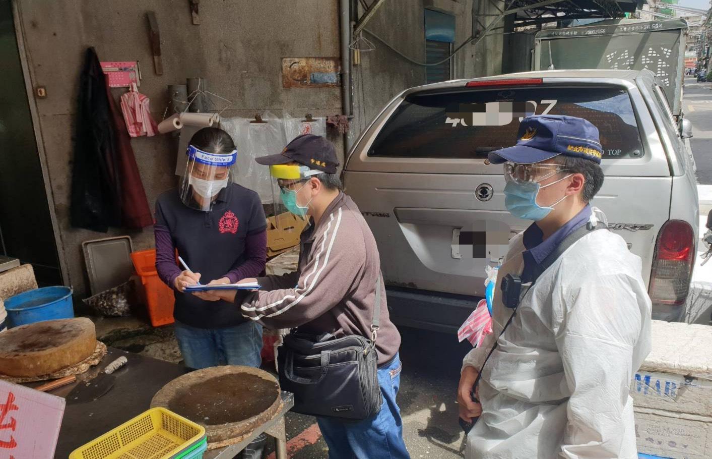 新北市確診的足跡比例中，傳統市場的比例較高，警方盼民眾能「一次買足、減少次數」。（警方提供）