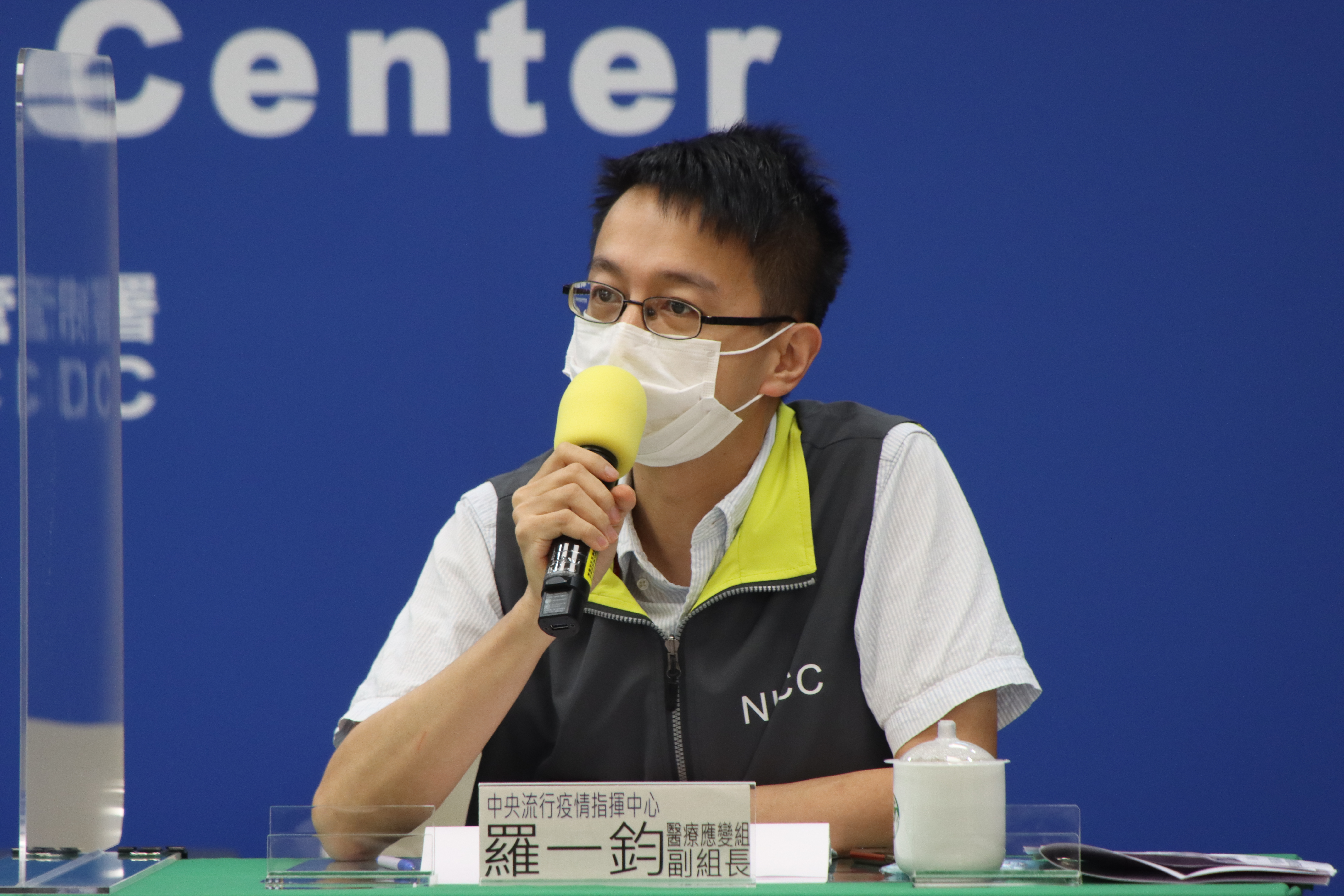 醫療應變組副組長羅一指出，目前有35例為到院前死亡，可能為「隱形缺氧」。（指揮中心提供）