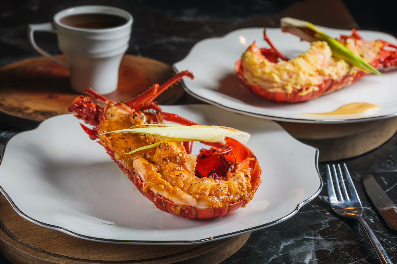 「興鐵板燒」雖然提供制式菜單，但主廚曾懷永（阿興師）每次都會變化不同調味和作法，譬如點了龍蝦料理，但阿興師就能變出不同醬汁變換風味。