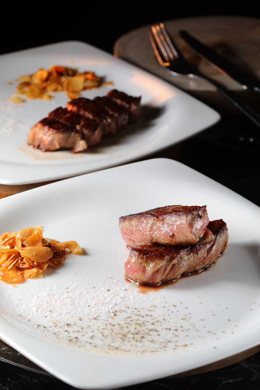 肉味濃郁的「美國頂級老饕肋眼眉」（前，1,860元／份）「日本A5近江和牛」（後，3,160元／份），鐵板現煎，一秒送到桌前，熟度精準。